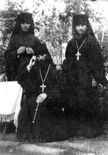 Насельники Жадовской пустыни. Монах Виссарион — крайний слева. Между 1921 и 1925.<br> Ист.: <i>Скала А., протоиерей.</i>  Жадовская пустынь