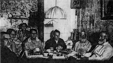 За чаепитием. Крайний справа — отец Георгий
Чиннов. Нач. 1930-х.<br>Ист.: Невидимые нити. С. 371