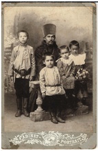 Протоиерей Сергий Старков с детьми (слева направо: Георгий, Александр-старший, Елена, Анна)
Между 1904 и 1907. Из архива М. Баевой