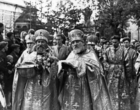 Архимандрит Гурий и протопресвитер Николай Колчицкий (справа) на крестном ходе в Троице-Сергиевой лавре. Загорск, 1946