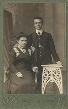 Лин Фавиевич Колпикоа с женой Еленой Васильевной. 1910
<br>
Ист.: Астраханское духовенство