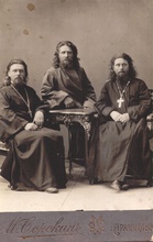 Отец Евгений (слева) с братьями — священником Петром (справа) и дьяконом Михаилом (в центре)
