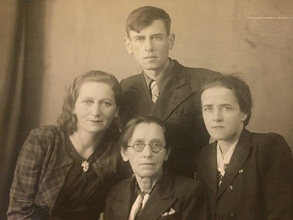 Дочь Нина (справа), супруга Мария Венедиктовна (в центре), сын Василий с супругой.<br><i>Фотография из семейного архива М. В. Стребковой</i>