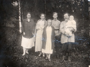 Отец Порфирий с внучкой Ириной на руках, матушкой Александрой, детьми Алексеем, Олимпиадой и женой Алексея Анной. 1927