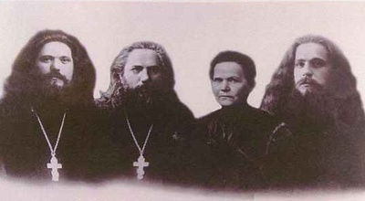 Свящ. Петр Олерский с супругой и сыновьями (слева — Кронид, справа — Михаил)