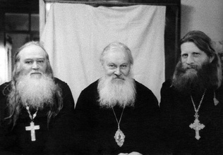 Архиепископ Гурий с архимандритом Иоанном (Вендландом) и иеромонахом Стефаном (Никитиным) в архиерейском доме. Днепропетровск, март 1958