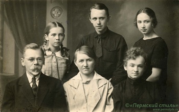 Священник Николай Пьянков с семьей. Иркутск, март 1933