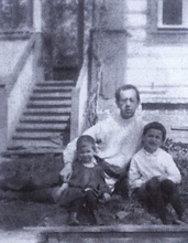 Владимир Амбарцумов с детьми Лидой и Женей в Манихино. 1920-е.<br>Ист.: Как бы видя Невидимого
