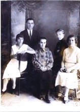Семья отца Петра в сер. 1930-х: Зинаида, матушка Анна Петровна, Анна, вероятно Сергей, в форме — Владимир