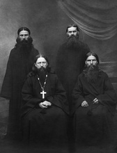Слева направо: сидят иеромонахи Никон (Беляев) и Геронтий (Ермаков); стоят монах Кирилл (Зленко) и послушник Родион (Шейченко)<br>Ист.: fond.ru