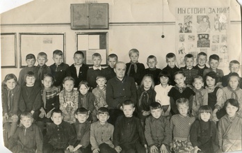 Надежда Евгеньевна со своим классом. Новгород, нач. 1950-х