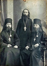 Братья-священники, слева направо: иеромонах Василий (Зуммер), священник Сергий Зуммер, архимандрит Иов (Зуммер)<br>Ист.: wiki2.org