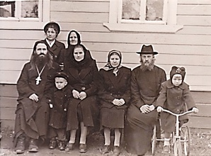 Отец Евгений и матушка Александра (слева сидят), отец Михаил Ивлев (второй справа).<br>Ист.:  Протоиерей Евгений Степанов ...