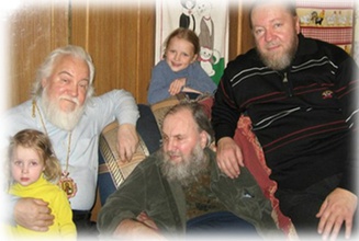 Владыка Прокл (Хазов) и протоиерей Геннадий Гордеев в гостях у семейства Слукиных. 2010