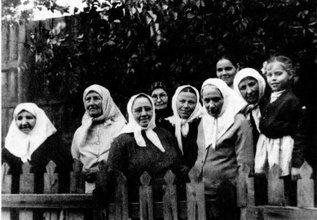Дивеевские сестры в Муроме. Матушка Мария (Баринова) третья слева  <br>Ист.: За Христа пострадавшие : Гонения на Русскую Православную Церковь ... Кн. 10, т. 1. С. 416