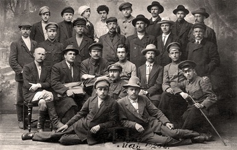 В верхнем ряду 5-й слева — Михаил Николаевич Соколов, сын отца Николая, май 1920. Из личного архива Н. Шугриной (опубл.: Православные монастыри и приходы Севера)