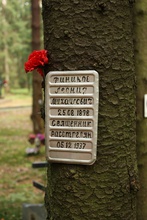 Памятная табличка в Левашовской пустоши<br><i>Все фотографии предоставлены исследователем Светланой Старшининой</i>
