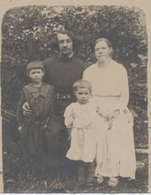 Священник Алексий Воскресенский с женой и дочерьми Ниной и Лидией. 1917–1918.<br><i>Фотография из семейного архива А. С. Горбачевой</i>