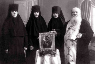 С батюшкиной чудотворной иконой «Взыскание погибших»<br>Ист.: Харьковский Серафим ...