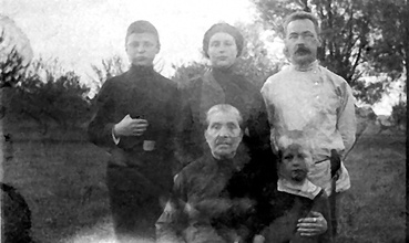 Супруга свящ. Сергия Смирнова Зинаида Петровна (в первом ряду слева) с членами семьи
<br>(<i>Фотография предоставлена свящ. В. Шалмановым</i>)