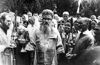 Епископ Гурий. Слева — иподиакон Александр Хархаров. 1946