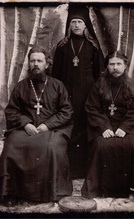 Отец Евгений (слева), предположительно с духовенством церкви Всех Святых