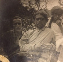 Сын — священник Александр Матыщук (в центре) с супругой Марией Венедиктовной (слева) и дочерью Ниной