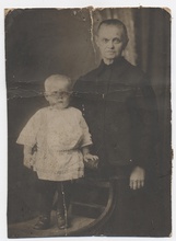Екатерина Семеновна Троицкая с внуком Федором. 1924.