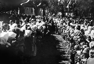 Прихожане Свято-Троицкого храма Пржевальска встречают епископа Гурия с цветами. Киргизия, июль 1947