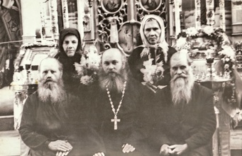 Протоиерей Борис Бартов с причтом Всехсвятского храма. г. Кунгур, 1970-е. Фото из архива Д. Е. Щербины 