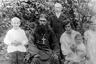 отец Платон Воздвиженский с семьей