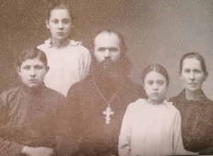 Отец Николай с супругой и старшими детьми. Стоит —
 Капитолина. Не ранее 1913. Ист.: Сохранившие веру