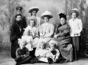 Протоиерей Евгений Кондратьев с членами семьи. <br>Фото из семейного архива Кондратьевых