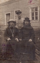Отец Евгений (слева) с братьями — диаконом Михаилом (справа) и Федором (в центре)