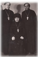 На групповом фото: в центре — иеромонах Прокл, справа от него — иерей Валентин Слукин, слева — иерей Степан Потюк. Ленинград, 1973