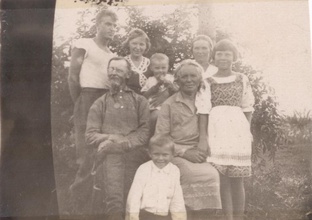 Священник Владимир Львов (слева) с семьей. <br><i>Фотография предоставлена Наталией Викторовной Низяевой</i>