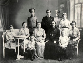Священник Константин Широкинский с семьей. Ок. 1915 <br> Ист.: Пермская митрополия Русской православной церкви