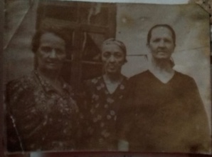Дочери священномученика Феодора (Романовского), слева направо: Татьяна, Галина, Ирина. 1959