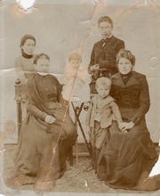 П. А. Баблишев с супругой и детьми, слева — Е. А. Олофинская (сестра) и Е. М. Баблишева (мать). 1902 (Из семейного архива О. Н. Тонких)