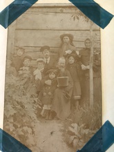Священник Иоанн Ландышев (сидит в центре) и священник Василий Макаров в кругу семьи