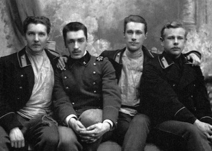Вячеслав Егоров (второй справа) с товарищами по Петровскому коммерческому училищу. Санкт-Петербург, ок. 1910
