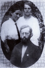 Владимир Амбарцумов с супругой Валентиной и Марией Жучковой. 1922.<br>Ист.: Как бы видя Невидимого