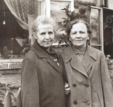 Дочь диакона Алексия Кубасова Александра Васильева (справа) с подругой Софией Юркиной, дочерью прот. Иоанна Гвоздева. Ок. 1960