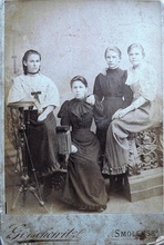 Дочь отца Иоанна — Мария Ивановна Березкина (справа) с двоюродной сестрой Еленой Молчановой (стоит рядом).  1895 г. <br>Ист.: Фото из архива Татьяны Евгеньевны Лещевой