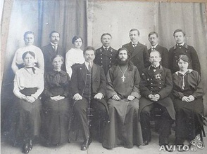 В центре — священник Григорий Григорьевич Поляков. 1910-е<br>
Ист.: Астраханское духовенство