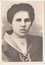 Супруга протоиерея Никифора Пахомова, Мария Дмитриевна Пахомова. Фотопортрет с использованием ретуши 1950-х годов, выполнен с фотоснимка 1912 года