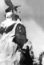 Епископ Гурий возлагает венок к подножию памятника Н. М. Пржевальскому. Киргизия, июль 1947