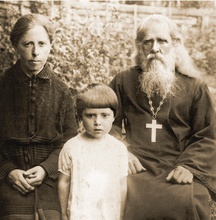 Супруги Воробьевы и дочь Елизавета. 1932–1933. <br> Ист.: Никакие силы не погубят Церковь