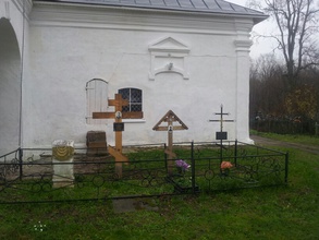 Могила отца Феодора Доронина рядом с Преображенской церковью с. Баскакова. Фото предоставлено Захаром Кувшиновым
