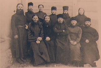 Иеромонах Неофит (третий слева в первом ряду) с группой монашествующих.<br> Ист.: <i>Баконина С. Н.</i> Первый опыт духовного руководства русскими паломниками ...